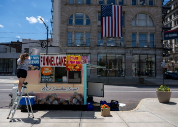 A person sets up a food cart in downtown Scranton, Pennsylvania, Joe Biden's hometown, as residents get ready for the July 4 holiday -- and express their worries about the president's fitness after his disastrous debate showing / ©AFP