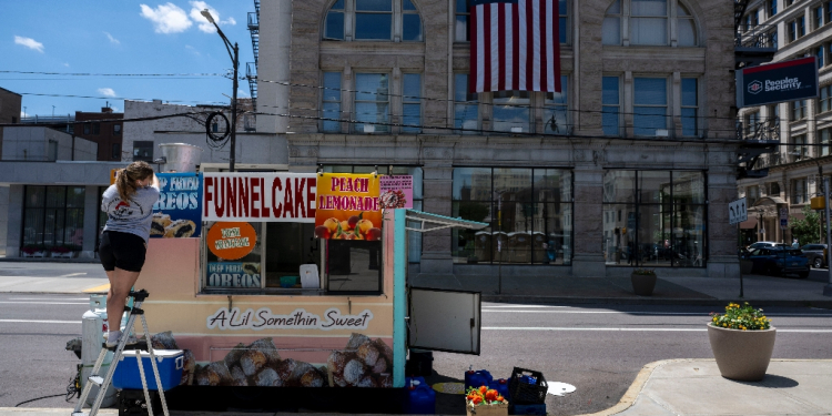 A person sets up a food cart in downtown Scranton, Pennsylvania, Joe Biden's hometown, as residents get ready for the July 4 holiday -- and express their worries about the president's fitness after his disastrous debate showing / ©AFP