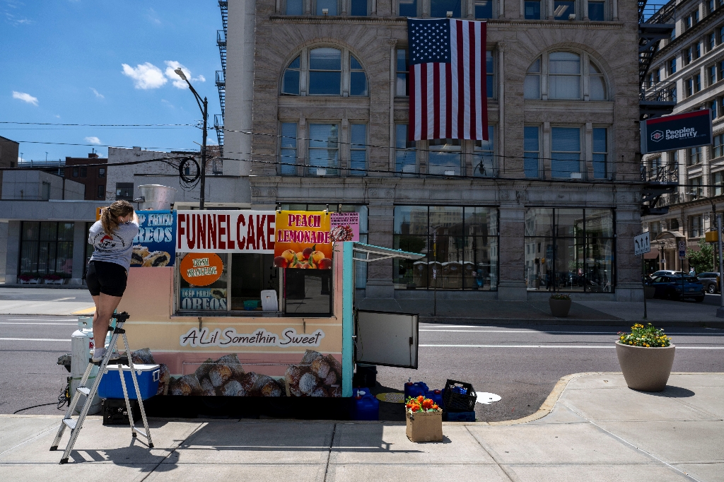 A person sets up a food cart in downtown Scranton, Pennsylvania, Joe Biden's hometown, as residents get ready for the July 4 holiday -- and express their worries about the president's fitness after his disastrous debate showing / ©AFP