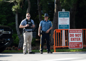 US Secret Service and local police guard a checkpoint near the home of US President Joe Biden in Rehoboth Beach, Delaware / ©AFP