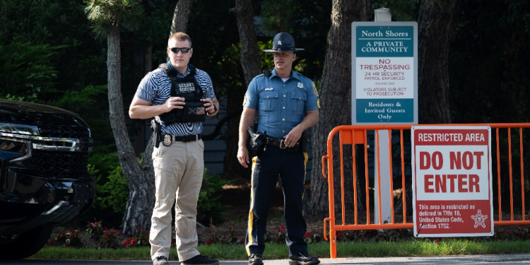 US Secret Service and local police guard a checkpoint near the home of US President Joe Biden in Rehoboth Beach, Delaware / ©AFP