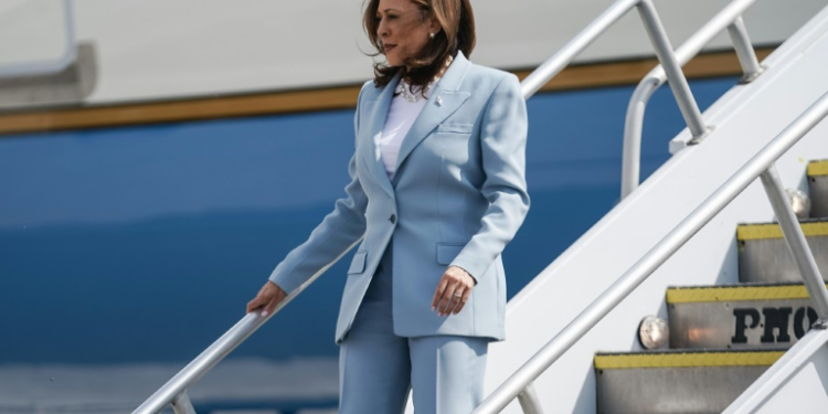 US Vice President and 2024 Democratic presidential candidate Kamala Harris steps off Air Force Two as she arrives at Hartsfield Jackson International Airport in Atlanta, Georgia, on July 30, 2024, to attend a campaign event.. ©AFP