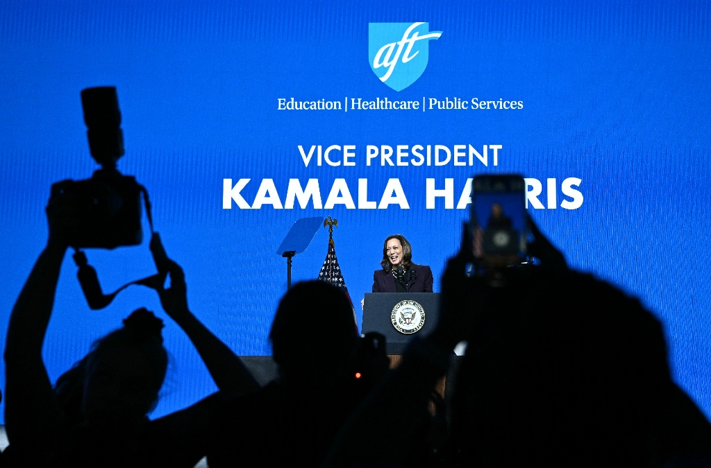 US Vice President Kamala Harris addresses teachers in Texas in her first week of campaigning for the presidency / ©AFP