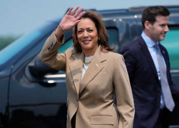 US Vice President Kamala Harris arrives in Westfield, Massachusetts on July 27, 2024 ahead of a campaign fundraising event / ©AFP