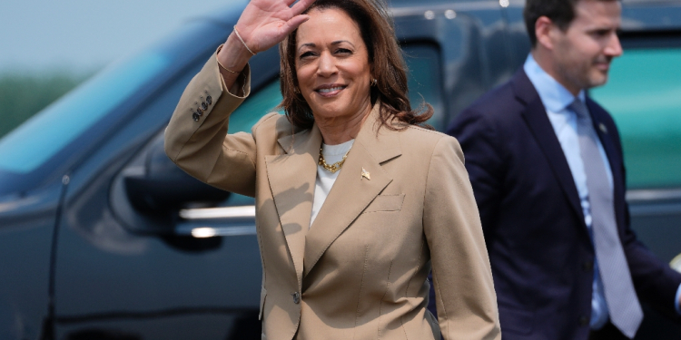 US Vice President Kamala Harris arrives in Westfield, Massachusetts on July 27, 2024 ahead of a campaign fundraising event / ©AFP