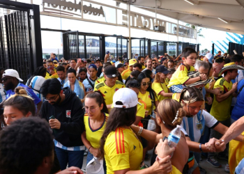 Fans of Colombia and Argentina try to enter the Hard Rock Stadium amid chaotic scenes ahead of the Copa America final. ©AFP