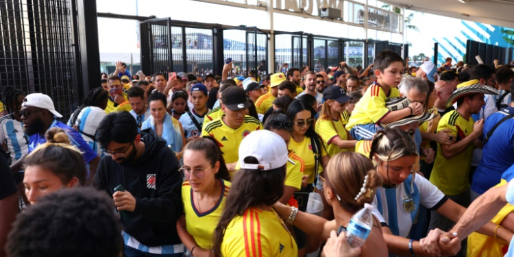 Fans of Colombia and Argentina try to enter the Hard Rock Stadium amid chaotic scenes ahead of the Copa America final. ©AFP