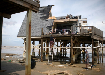 Mike Isbell inspects his destroyed waterfront home in Surfside Beach, Texas, after Hurricane Beryl made landfall. ©AFP