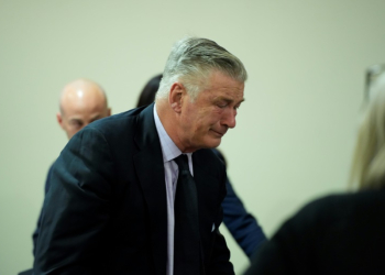 Actor Alec Baldwin burst into tears as his trial for involuntary manslaughter on the set of "Rust" was dismissed. ©AFP