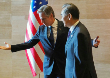 US Secretary of State Antony Blinken (L) gestures to China's Foreign Minister Wang Yi as they meet on the sidelines of the ASEAN foreign ministers' meeting in Vientiane. ©AFP