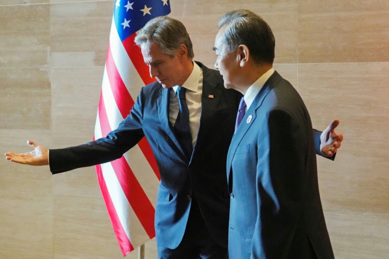 US Secretary of State Antony Blinken (L) gestures to China's Foreign Minister Wang Yi as they meet on the sidelines of the ASEAN foreign ministers' meeting in Vientiane. ©AFP