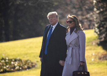 Donald Trump and Melania Trump walk across the South Lawn at the White House in January 2020 in Washington, DC / ©AFP