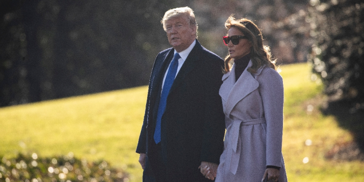 Donald Trump and Melania Trump walk across the South Lawn at the White House in January 2020 in Washington, DC / ©AFP