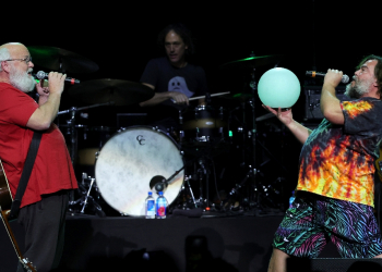 Kyle Gass (L) and Jack Black of Tenacious D, shown here performing in Las Vegas in 2022 / ©AFP