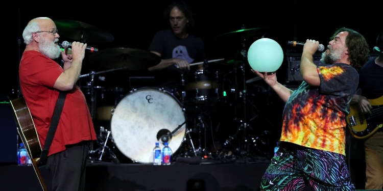 Kyle Gass (L) and Jack Black of Tenacious D, shown here performing in Las Vegas in 2022 / ©AFP