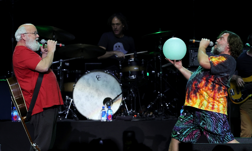 Kyle Gass (L) and Jack Black of Tenacious D, shown here performing in Las Vegas in 2022 / ©AFP