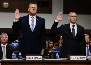 Acting US Secret Service Director Ronald Rowe (L) and FBI Deputy Director Paul Abbate (R) being sworn in before testifying at a joint Senate hearing about the assassination attempt against former president Donald Trump / ©AFP