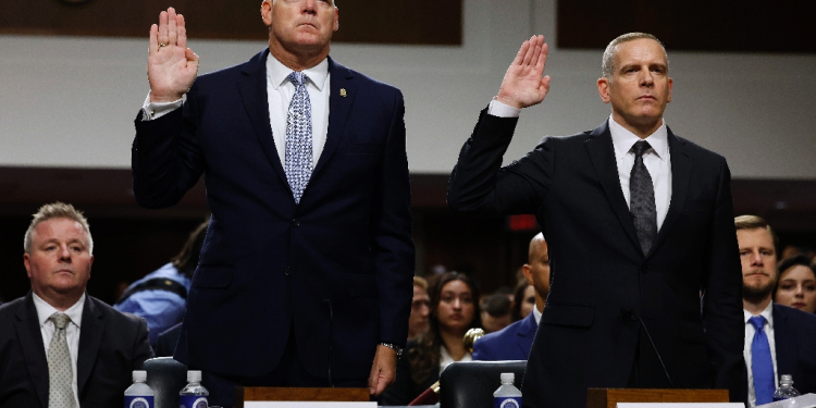 Acting US Secret Service Director Ronald Rowe (L) and FBI Deputy Director Paul Abbate (R) being sworn in before testifying at a joint Senate hearing about the assassination attempt against former president Donald Trump / ©AFP