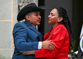 Osmin Tobar hugs his mother Flor Ramirez during a ceremony at which Guatemalan President Bernardo Arevalo apologized for his forced adoption. ©AFP