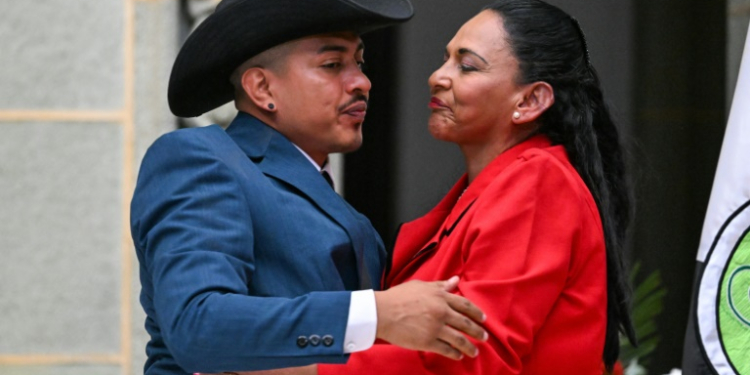 Osmin Tobar hugs his mother Flor Ramirez during a ceremony at which Guatemalan President Bernardo Arevalo apologized for his forced adoption. ©AFP