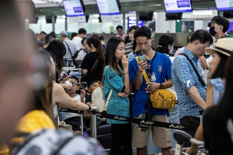 Passengers in airports around the world learned their flights had been delayed. ©AFP