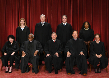 Justices of the US Supreme Court posing for their official photo / ©AFP