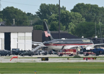 People disembark from former US president and Republican presidential candidate Donald Trump's plane after it landed at Milwaukee Mitchell International Airport, Wisconsin, on July 14, 2024. ©AFP