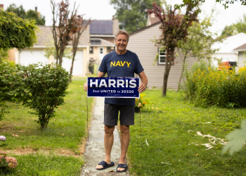 Bill Leiner, 70, shows off his DIY Kamala Harris campaign sign  / ©AFP