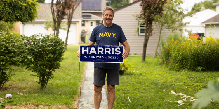 Bill Leiner, 70, shows off his DIY Kamala Harris campaign sign  / ©AFP