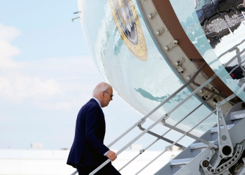 US President Joe Biden boards Air Force One as he departs Harry Reid International Airport in Las Vegas, Nevada, on July 17, 2024, en route to Delaware. US President Joe Biden is experiencing mild symptoms after testing positive for Covid during a campaign trip to Las Vegas on Wednesday, the White House said. / ©AFP