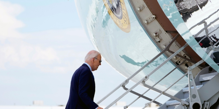 US President Joe Biden boards Air Force One as he departs Harry Reid International Airport in Las Vegas, Nevada, on July 17, 2024, en route to Delaware. US President Joe Biden is experiencing mild symptoms after testing positive for Covid during a campaign trip to Las Vegas on Wednesday, the White House said. / ©AFP