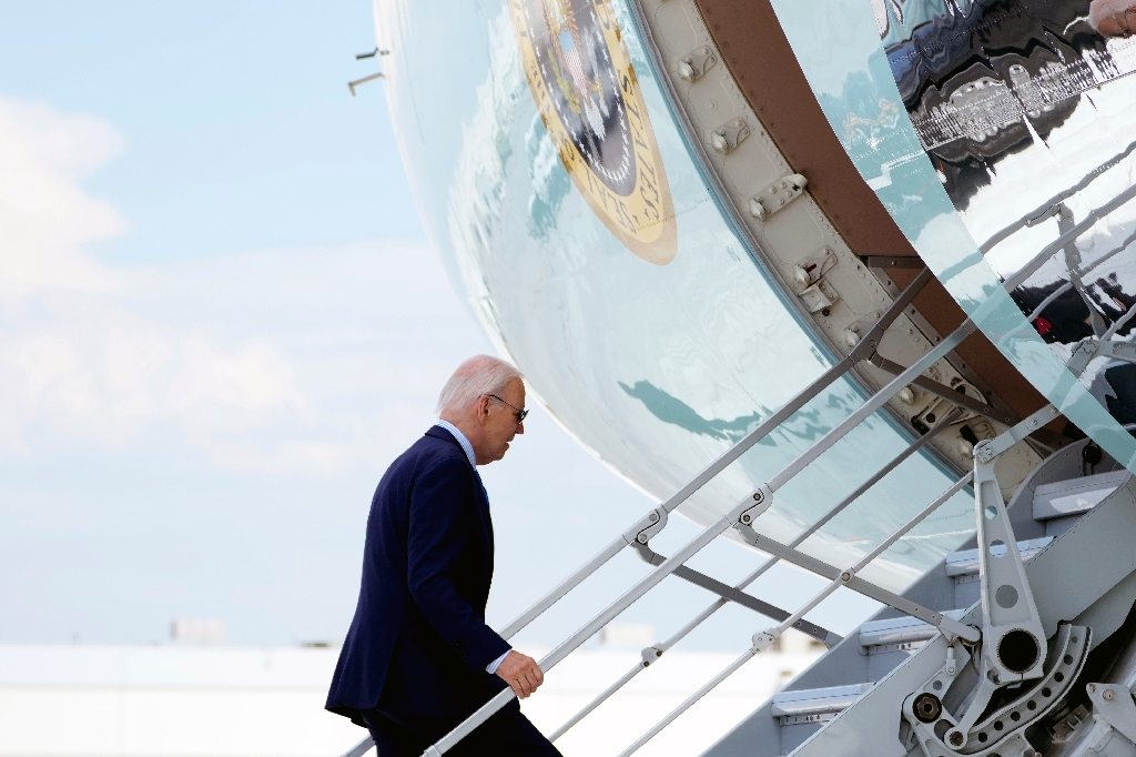 US President Joe Biden boards Air Force One as he departs Harry Reid International Airport in Las Vegas, Nevada, on July 17, 2024, en route to Delaware. US President Joe Biden is experiencing mild symptoms after testing positive for Covid during a campaign trip to Las Vegas on Wednesday, the White House said. / ©AFP