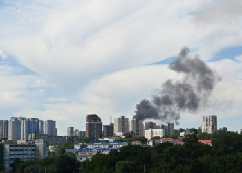 The photograph shows a black smoke over the Ukrainian capital of Kyiv on July 8, 2024, amid Russian invasion in Ukraine.  Russia fired more than 40 missiles on five Ukrainian cities announced Ukrainian President on July 8, 2024.. ©AFP