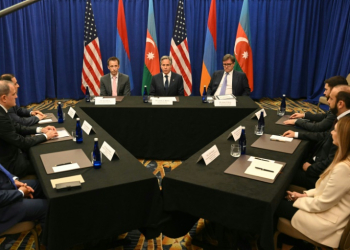 US Secretary of State Antony Blinken (C) meets with Armenian Foreign Minister Ararat Mirzoyan (R) and Azerbaijani Foreign Minister Jeyhun Bayramov on the sidelines of a NATO summit in Washington. ©AFP