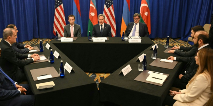 US Secretary of State Antony Blinken (C) meets with Armenian Foreign Minister Ararat Mirzoyan (R) and Azerbaijani Foreign Minister Jeyhun Bayramov on the sidelines of a NATO summit in Washington. ©AFP