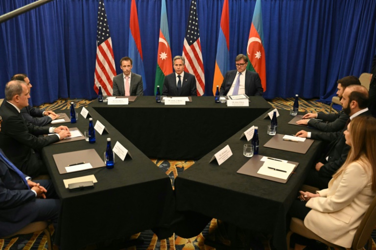 US Secretary of State Antony Blinken (C) meets with Armenian Foreign Minister Ararat Mirzoyan (R) and Azerbaijani Foreign Minister Jeyhun Bayramov on the sidelines of a NATO summit in Washington. ©AFP