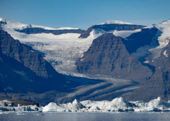 A photograph taken in Scoresby Fjord, Estarn Greenland shows a partly melted glacier. ©AFP