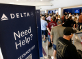 Travelers wait in line at the airport in Los Angeles, California on July 19, 2024 following a global IT crash that hobbled airlines, banks, broadcasters and other businesses. ©AFP