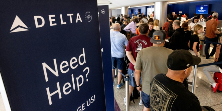 Travelers wait in line at the airport in Los Angeles, California on July 19, 2024 following a global IT crash that hobbled airlines, banks, broadcasters and other businesses. ©AFP