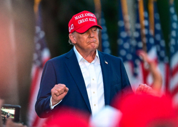 Republican presidential candidate Donald Trump gestures during a rally in Doral, Florida / ©AFP