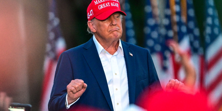 Republican presidential candidate Donald Trump gestures during a rally in Doral, Florida / ©AFP