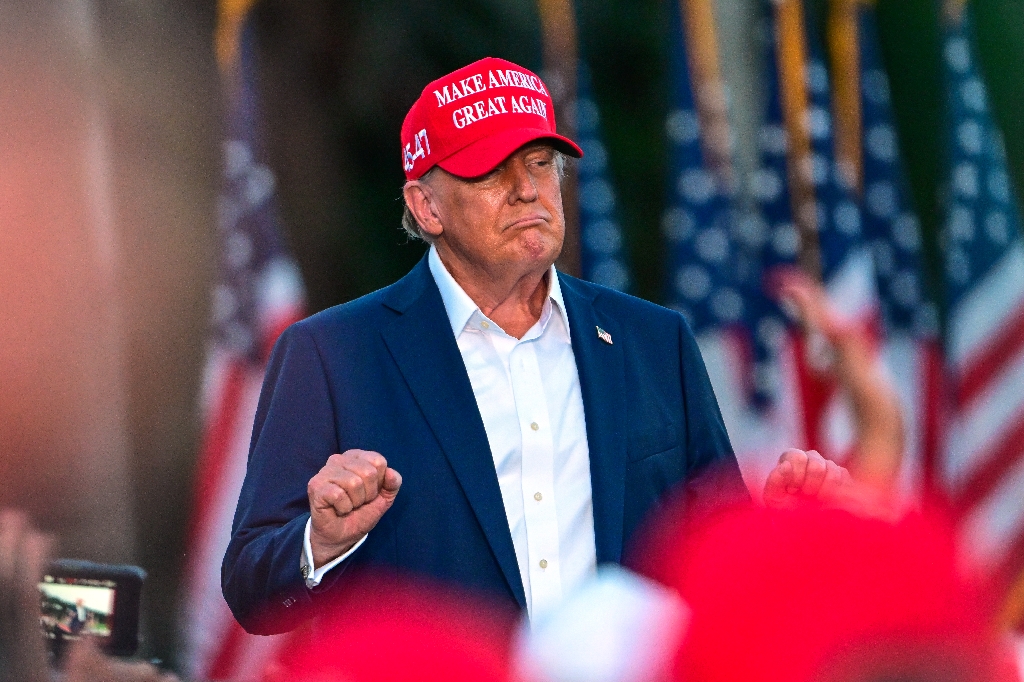 Republican presidential candidate Donald Trump gestures during a rally in Doral, Florida / ©AFP