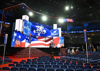 A view of the convention floor and stage ahead of the 2024 Republican Convention at the Fiserv Forum in Milwaukee, Wisconsin / ©AFP