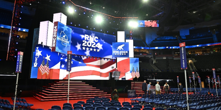 A view of the convention floor and stage ahead of the 2024 Republican Convention at the Fiserv Forum in Milwaukee, Wisconsin / ©AFP