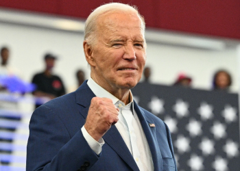 US President Joe Biden pumps his fist after speaking at a campaign event at Renaissance High School in Detroit, Michigan, on July 12, 2024 / ©AFP