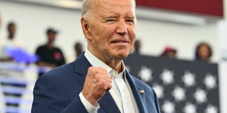 US President Joe Biden pumps his fist after speaking at a campaign event at Renaissance High School in Detroit, Michigan, on July 12, 2024 / ©AFP