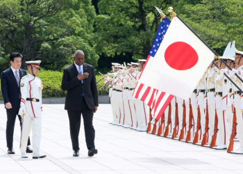 US Secretary of Defense Lloyd Austin (C) and his Japanese counterpart Minoru Kihara (L) review an honour guard prior to a meeting in Tokyo Sunday. ©AFP