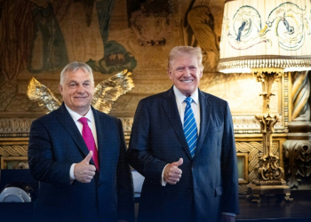 Hungary's Prime Minister Viktor Orban (L) poses with former US president Donald Trump at Trump's estate. ©AFP