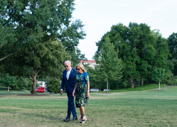 US President Joe Biden and First Lady Jill Biden return to the White House on July 7 after a day of campaigning / ©AFP