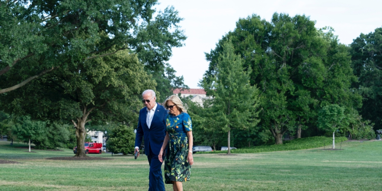 US President Joe Biden and First Lady Jill Biden return to the White House on July 7 after a day of campaigning / ©AFP